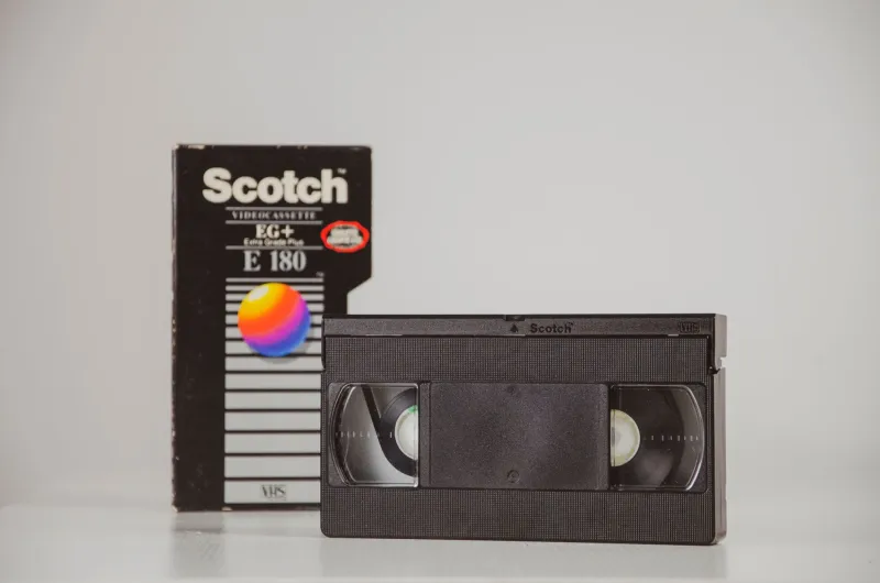 Schiaccia REC e Trattieni il Fiato: l'Epopea delle Cassette VHS Registrate dalla TV