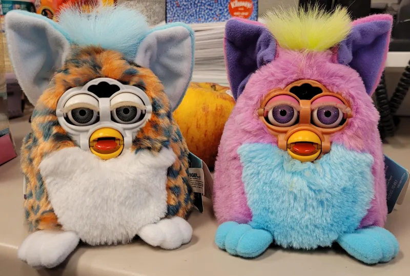 Creaturine da Nutrire e Robot che Parlano nel Buio: l'Italia Anni '90 in Balia di Tamagotchi e Furby